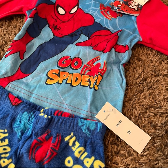 NEW NWT Spider-Man Pajamas Set Book Little Boys 2T Blue Red Fuzzy Soft - Picture 3 of 8
